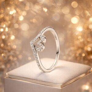 NEW Elegant Silver Heart Ring Size 7